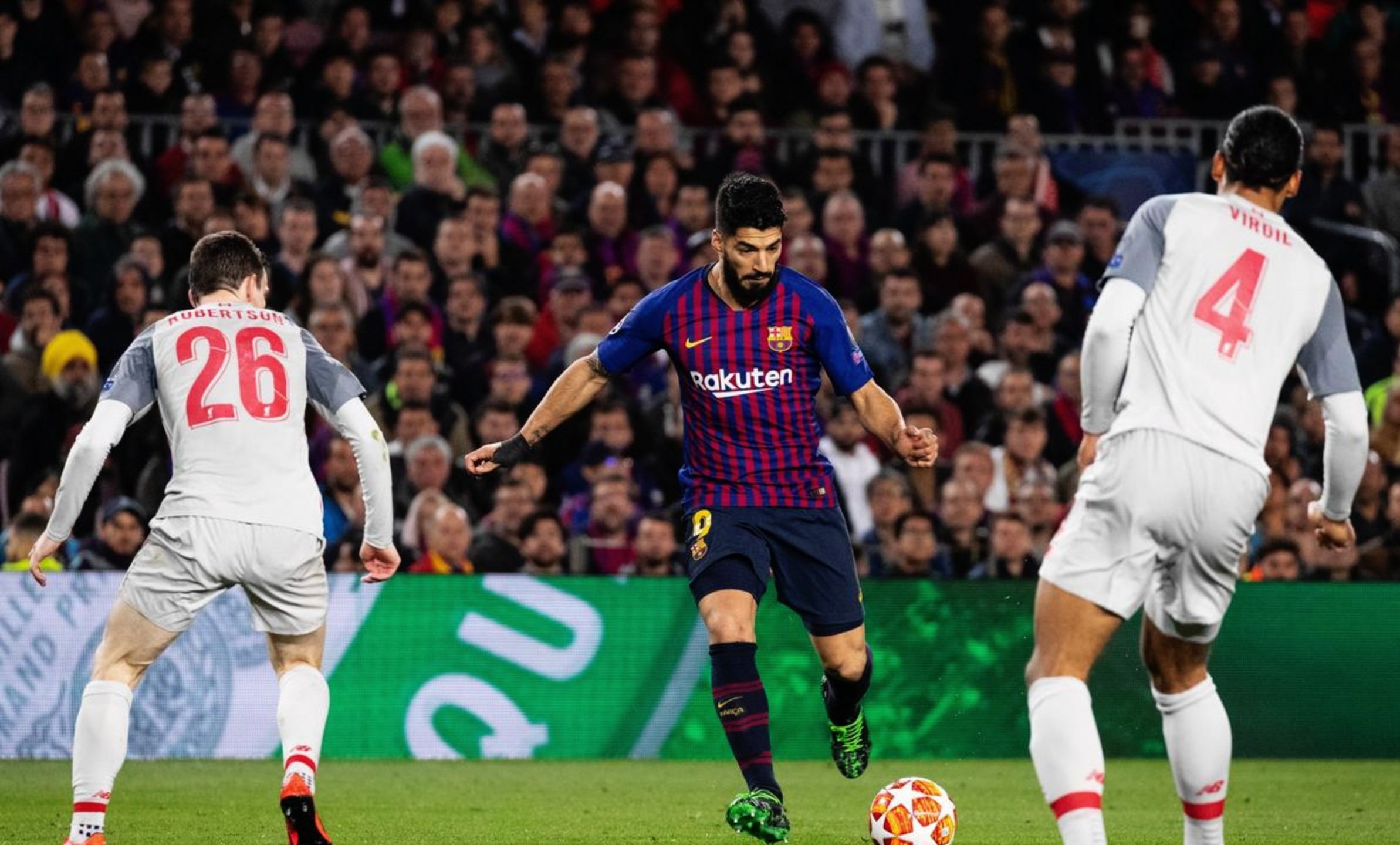 巴萨队员传球精准，引领球队胜利