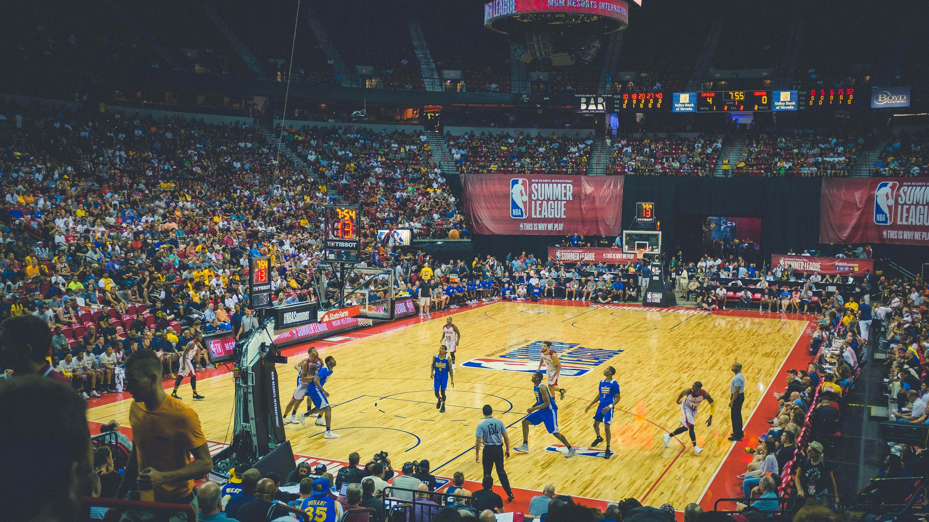 冰与火的协奏，从绿茵场到街道赛道，两种压制的艺术